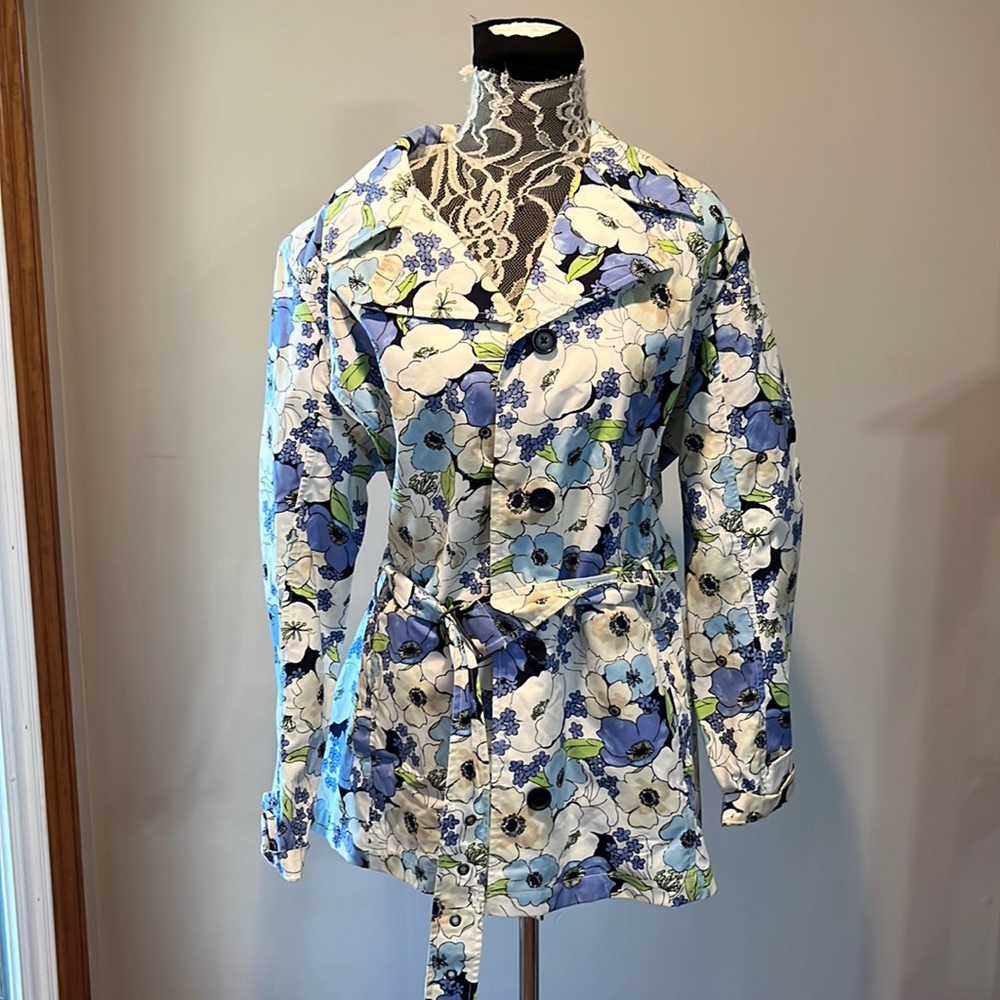 EXCELLENT CONDITION and size XL…has belt. See pics for details